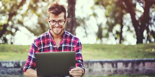 Junger Mann arbeitet am Computer — Stockfoto