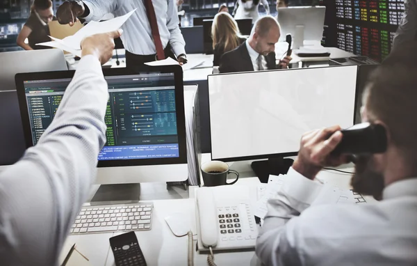 Empresarios que trabajan y monitores en blanco —  Fotos de Stock