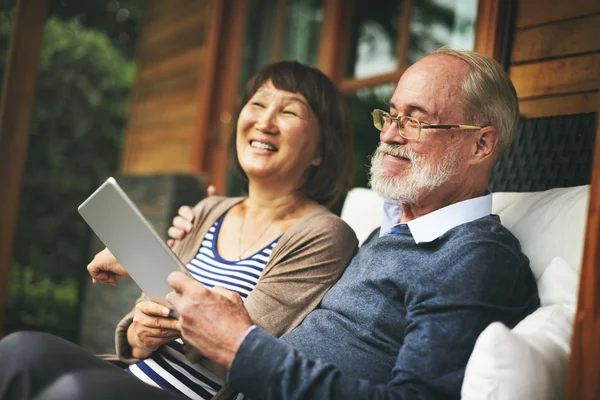 Ouder paar met behulp van digitale Tablet PC — Stockfoto