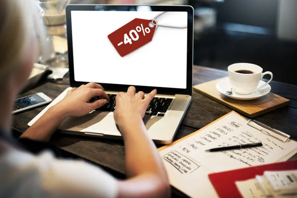 Kvinna i café arbetar med laptop — Stockfoto