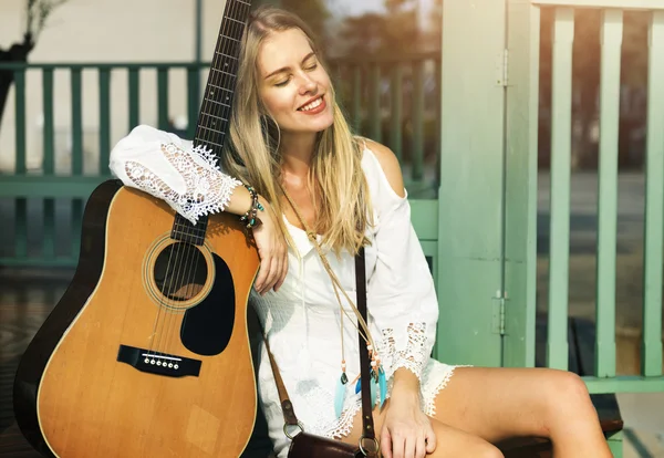 Расслабление девушки с гитарой — стоковое фото