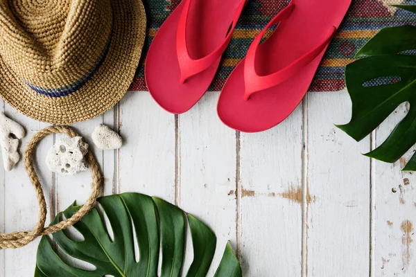 Flip flop d'été et chapeau — Photo