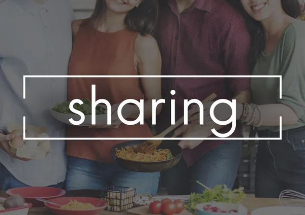 Grupp människor matlagning tillsammans — Stockfoto