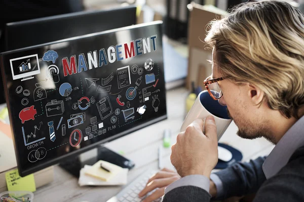 Empresário trabalhando com computador — Fotografia de Stock