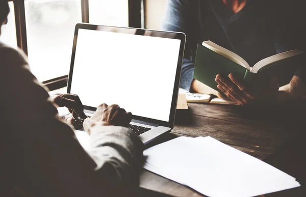 Homme travaillant au bureau avec ordinateur — Photo