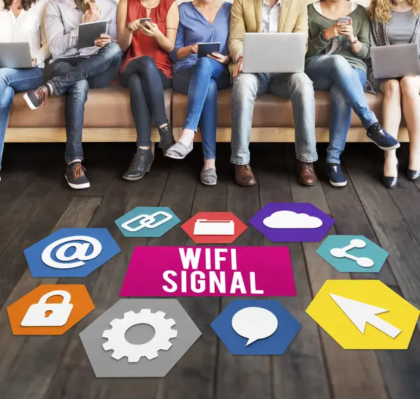 Aygıtlar ve Wifi sinyal ile insanlar oturup — Stok fotoğraf