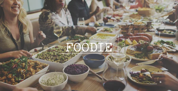 masada oturan ve yeme insanlar