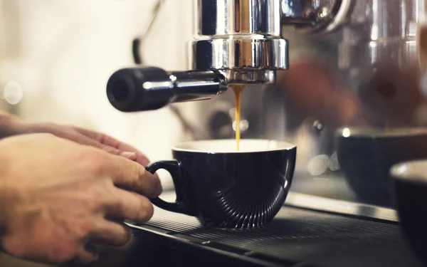 Barista koffie zetten in café — Stockfoto