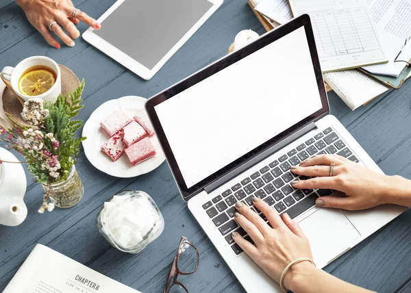 Women using devices at desk. — Stock Photo, Image