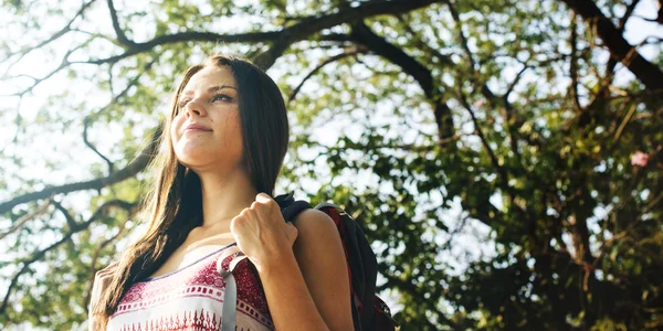 kız sırt çantası ile seyahat 