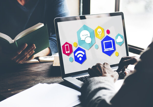 Человек, работающий в офисе с компьютером
