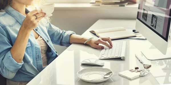 Woman holding cup — Stock Photo, Image