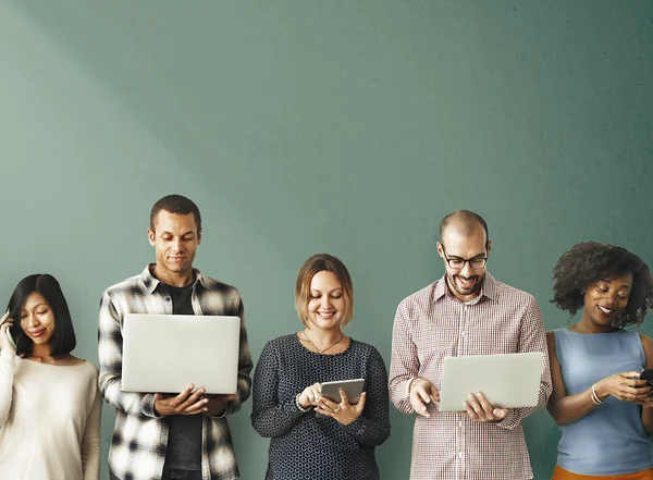 Diversité Personnes munies d'appareils numériques — Photo