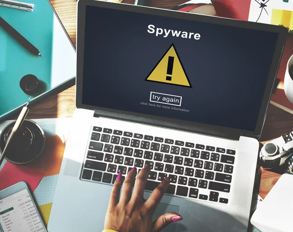Laptop com texto Spyware — Fotografia de Stock