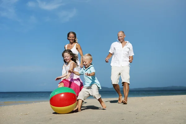 Genitori felici con bambini — Foto Stock