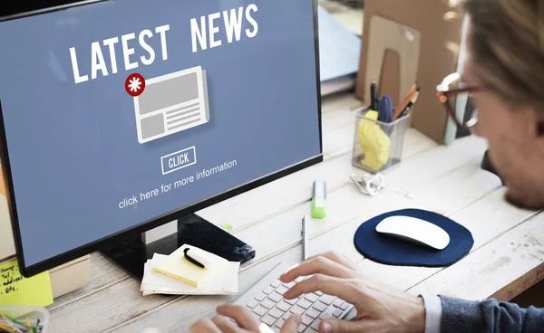 Bilgisayarda çalışan iş adamı