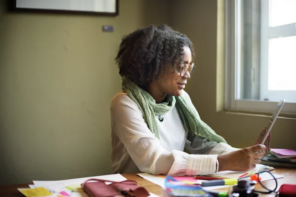 Mulher Africana usando Tablet — Fotografia de Stock