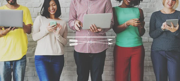 Mensen met digitale gadgets — Stockfoto