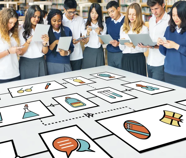 Diversiteit studenten met digitale gadgets — Stockfoto