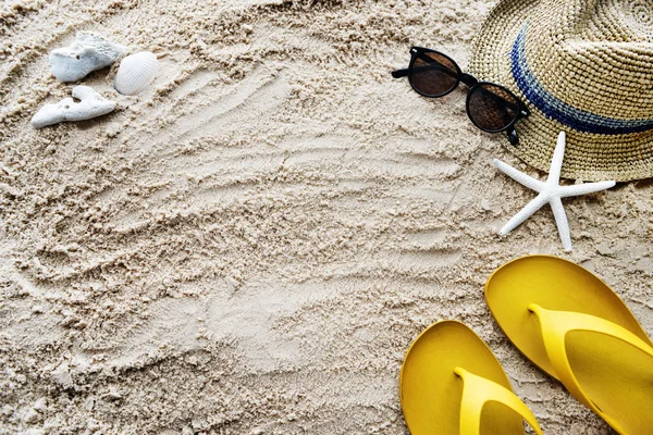 Areia com sandálias de verão e óculos — Fotografia de Stock
