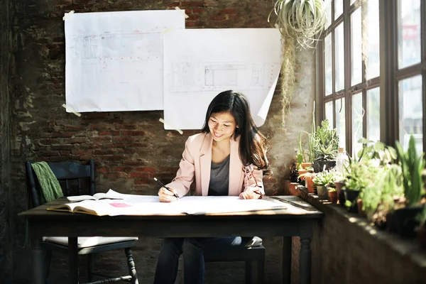 Femme d'affaires travaillant au bureau — Photo