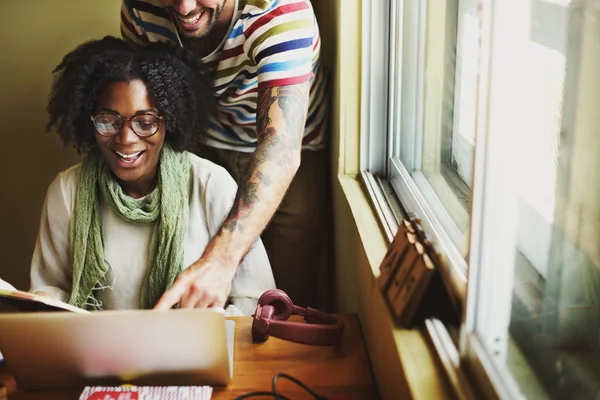 çalışan kadın ve erkek