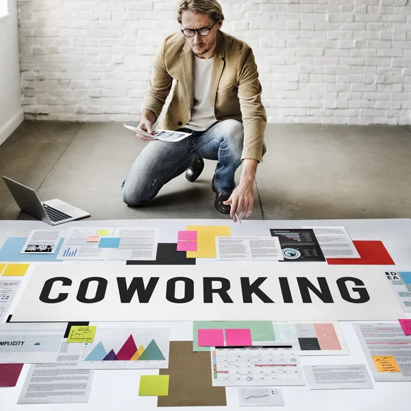 Om de afaceri care lucrează cu coworking — Fotografie, imagine de stoc