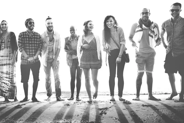 Grupo de amigos divertirse en la playa —  Fotos de Stock