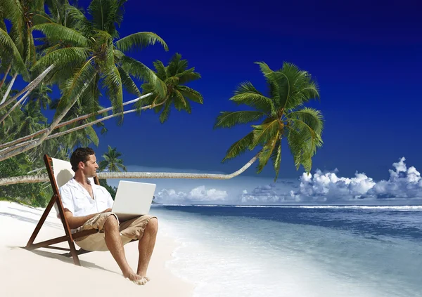 Hombre trabajando en la playa —  Fotos de Stock