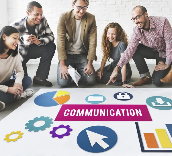 Designers travaillant avec la communication — Photo