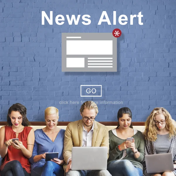 Mensen zitten met apparaten en nieuws Alert — Stockfoto