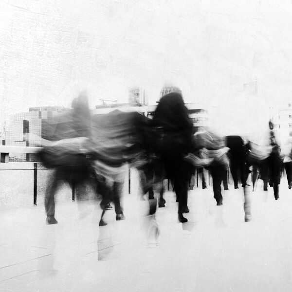 бизнесмены, гуляющие по городу 