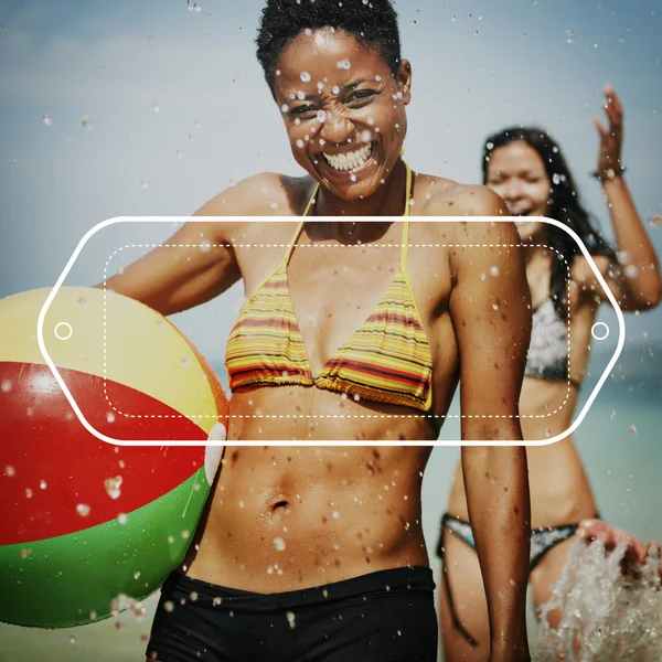 Mujeres felices con pelota de playa — Foto de Stock
