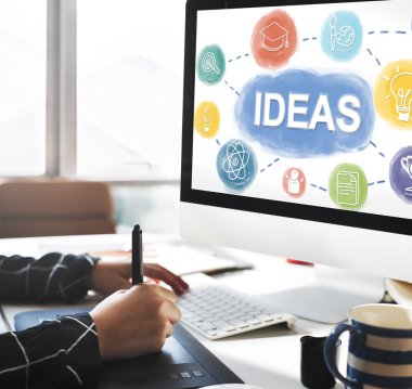 kişi bilgisayar ile çalışma