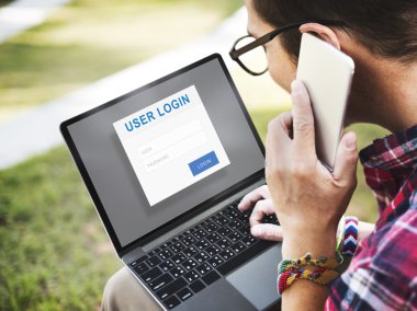 Bilgisayarda çalışan genç adam