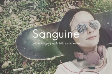 Çimenlerde yatan kadın