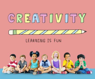 Çeşitlilik çocuk birlikte oturan