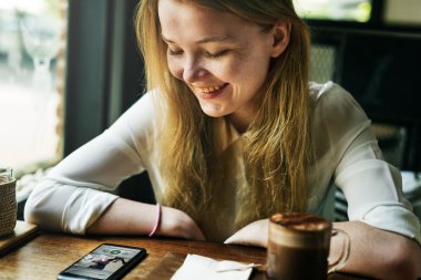 Akıllı telefon kullanan kadın