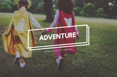 Süper kahraman çocuklar açık havada oyun