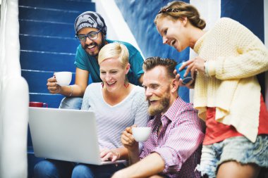 Konuşan arkadaşlar ve partide iyi eğlenceler