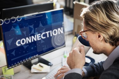 Bilgisayar klavyesinde yazan iş adamı