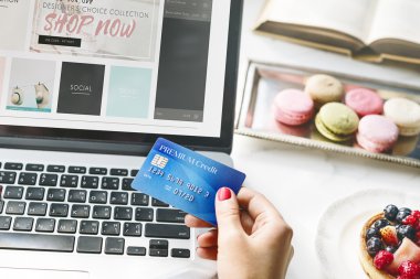 İnternetten alışveriş yapan kadın 