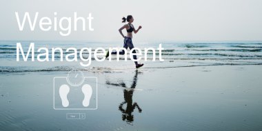 plajda spor egzersizleri yapıyor kadın