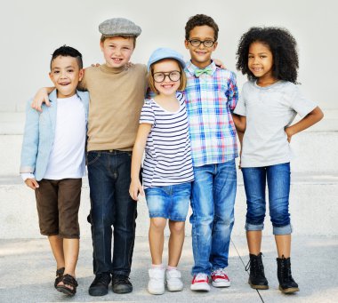 Çocuklar gülüyor ve eğlenin