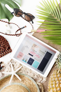 Dijital tablet ve bikini mayo 