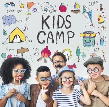 Çocuklar gülüyor ve eğlenin