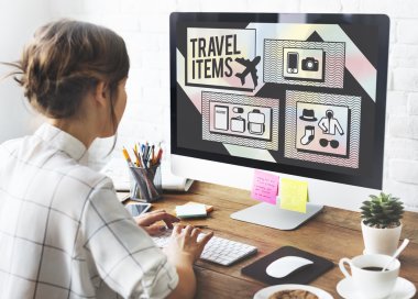 bilgisayar ile çalışan kadın