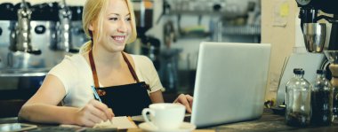 Kadın kafede dizüstü bilgisayar ile çalışma