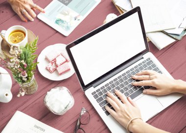 kadın masada aygıtları kullanarak.