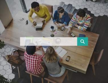 Farklı insanların birlikte çalışma grubu